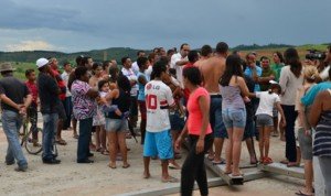 pinheirinho-sjc-multidao santaedwiges 300x178 Pinheirinho torna SJC destaque no mundo inteiro